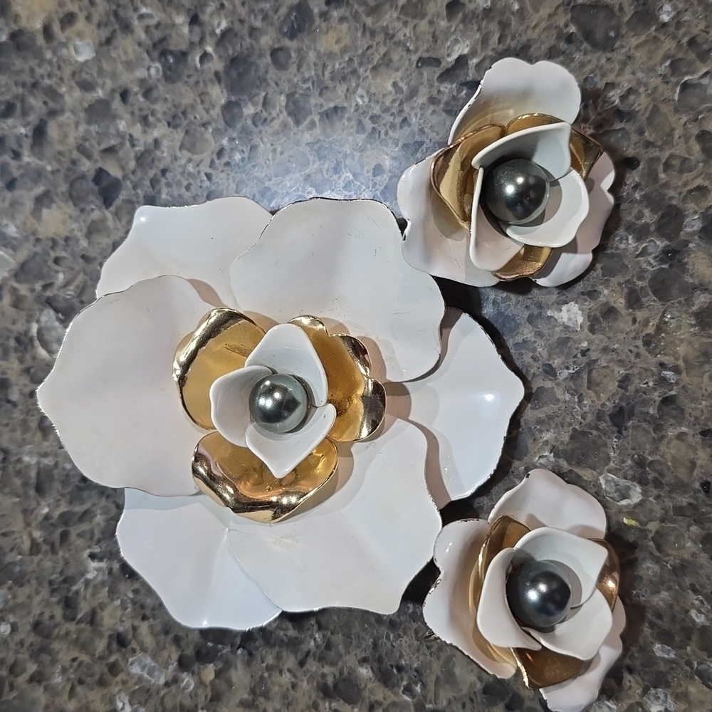 Vintage 1962 Sarah Coventry Flower Pin Brooch Earrings Set